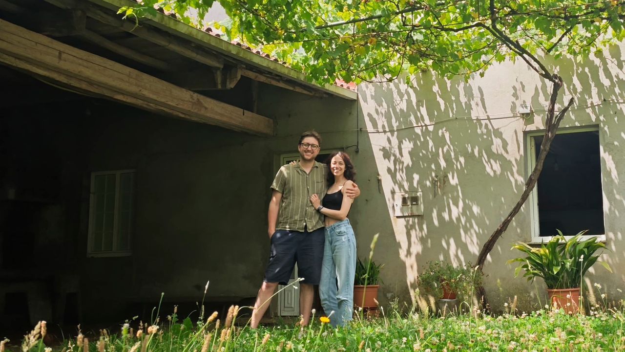 Claudia y Javier, 29 años: «Nos compramos una casa en una aldea de menos de 30 habitantes para escapar de Madrid»