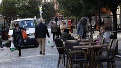Imagen tomada ayer en la calle peatonal de Boiro, municipio que acaba de entrar en el nivel de alerta m�xima por covid
