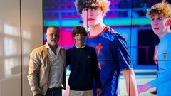 El canterano del Celta David Sueiro, con Toni Otero.