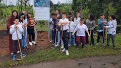 Participantes de la plantaci&oacute;n de &aacute;rboles en el 'Bosque del Turismo' en Avil&eacute;s.