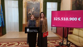 La alcaldesa de Gij�n, Carmen Moriy�n, en rueda de prensa en el Consistorio gijon�s, acompa�ada de la concejala de Hacienda, Mar�a Mitre.