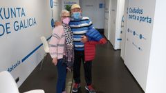 Marisol L�pez y su marido, Jos� Luis Exp�sito, vecinos de Xunqueira, revisaron este lunes audici�n, pies y memoria