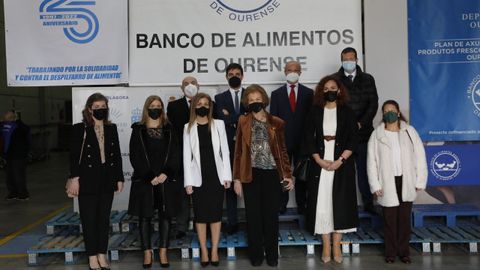 La reina emrita junto a representantes de entidades y empresas colaboradoras del Banco de Alimentos de Ourense