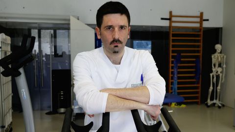 Guillermo Bilbao es uno de los nueve fisioterapeutas del �rea sanitaria de Pontevedra que participan en el programa para prevenir el dolor de espalda