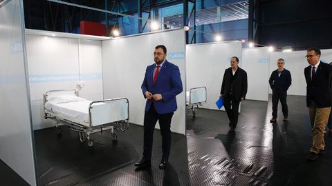 El presidente del Principado, Adri�n Barb�n, durante su visita la unidad de hospitalizaci�n instalada en el pabell�n central del recinto ferial Luis Adaro, en Gij�n