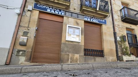 Tambi�n el r�tulo de vidrio de la Cofrad�a de Pescadores de O Carril acab� hecho pedazos