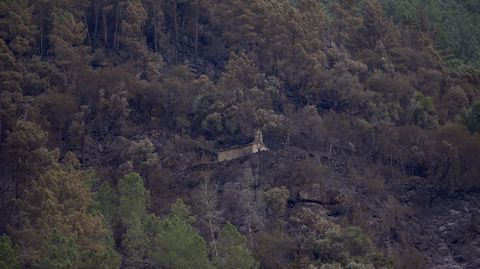 Una capilla, rodeada de terreno quemado en la parroquia de Pombeiro (Pantn), junto al Sil