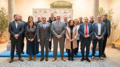 David Mart�nez (en el centro) lidera la �nica candidatura para dirigir la Confederaci�n Empresarial de Ourense