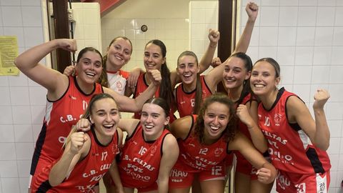 Las jugadoras marianas celebran su victoria en el vestuario del pabelln de Ventorrillo.