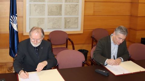 Alfredo Erias y Ricardo Cao, en la firma del convenio este lunes en A Maestranza