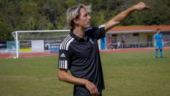 Iv�n Carril, dirigiendo al equipo desde la banda.