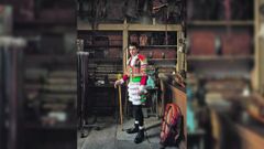 Un mozo posa cun disfrace tradicional do entroido, pertencente ao libro �Encarnados�