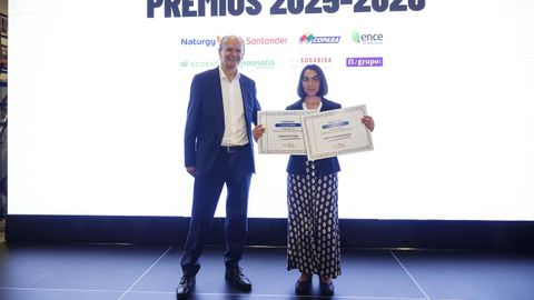 PREMIOS PRENSA-ESCUELA 2025/26. Isabel �zara foi quen recolleu o diploma polo mellor mural de secundaria no seu nome e no da s�a compa�eira Leticia Alvari�as. Elas puxeron como lema ao traballo �Inf�rmate e non te deixes manipular�. Entregou o galard�n Xos� Lu�s Vilela, director da Fundaci�n Santiago Rey Fern�ndez-Latorre.