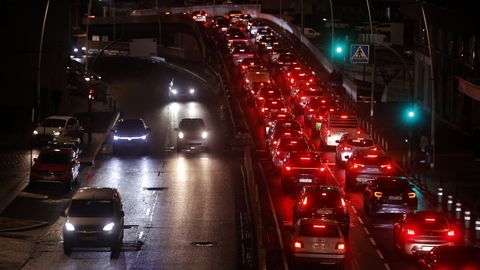 Las compras navide�as dejan otra jornada de atascos en los accesos a las zonas comerciales y al centro de A Coru�a