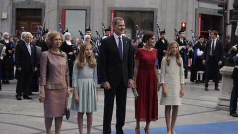 La familia real en el exterior del Teatro Campoamor