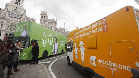 La caravana de Hazte Oir se cruza con el autob�s fletado por �El Intermedio� para protestar por la campa�a de la organizaci�n ultracat�lica