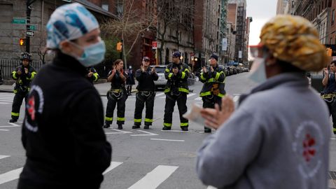 Aplauso a sanitarios en una calle de Nueva York