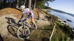�A pedales por la Playa de Ari�o! La Copa Galicia de BTT resistencia luci� en Camari�as
