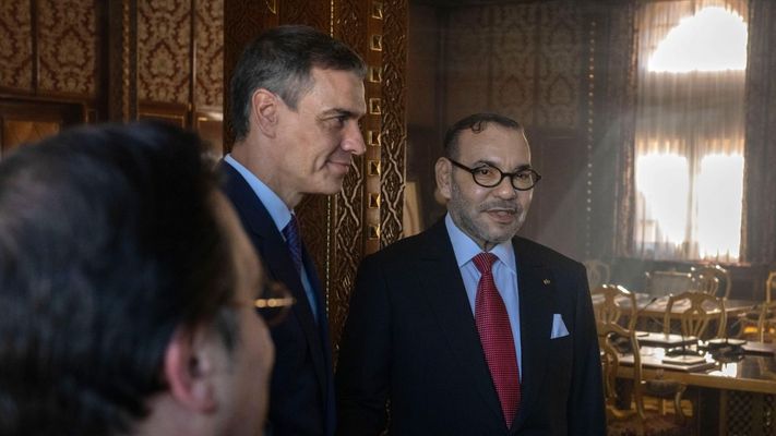 El presidente del Gobierno espa�ol, Pedro S�nchez (i), y el rey de Marruecos, Mohamed VI (d) en su primer viaje oficial de esta legislatura a Marruecos, a 21 de febrero del 2024
