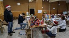 Voluntarios trabajando en la clasficaci�n de las donaciones, en la pasada edici�n de la campa�a