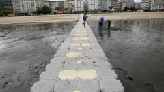 Montaje de la pasarela en la playa de Sada