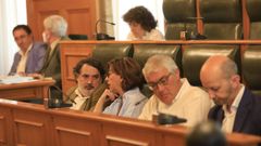 José Antonio Constenla, el primero por la izquierda en la bancada del PP, es el nuevo portavoz de la formación en Raxoi
