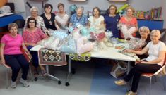 Integrantes de la asociaci�n con la nueva remesa de corazones de �patchwork� para enviar al Cl�nico.