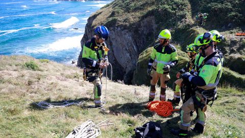 Los bomberos del SPEIS de Nar�n, en la formaci�n de rescate vertical por los acantilados de Pena Lopesa