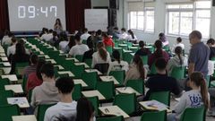 Alumnos realizando una prueba de la PAU 2026 en un instituto de Cee