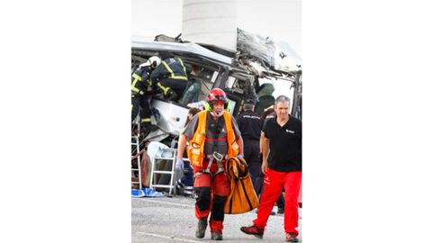 Rescate y asistencia en el accidente de autobús de Avilés