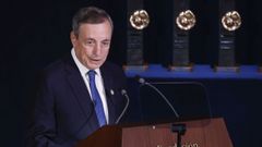 El economista y político Mario Draghi pronuncia un discurso tras recibir el Premio Princesa de Asturias de Cooperación Internacional durante la ceremonia de entrega de los Premios Princesa de Asturias, este viernes en el Teatro Campoamor de Oviedo