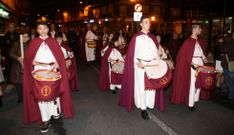Los tambores acompa�aron el recorrido en Boiro. 