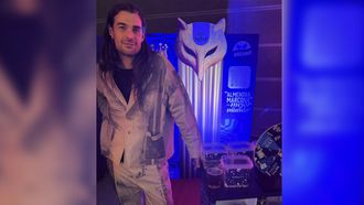 Oliver Laxe, en la zona donde El Nogal promocionaba sus frutos secos en los Premios Feroz