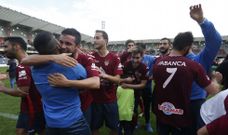 Los jugadores granates celebran el t�tulo de liga sobre el c�sped de Pasar�n instantes despu�s del pitido final ante el As Pontes. 