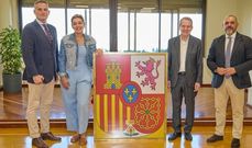 El alcalde de Vigo, Abel Caballero, recibe de manos del Ministerio de Defensa (representado por Guillermo Huel�n, jefe del �rea de Protocolo, y �ngel Montero, jefe del Gabinete de la ministra de Defensa), la bandera que presidi� en la ciudad los actos del D�a de las Fuerzas Armadas, celebrado los d�as 28, 29 y 30 de mayo.