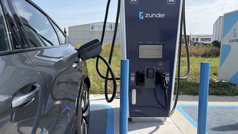 El Audi Q6 Sportback e-tron puede cargar a 260 kW en corriente continua, lo que le permite pasar del 10 al 80 % de carga en solo 22 minutos.
