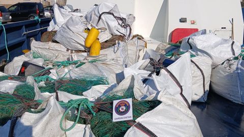 Parte de los 5.500 metros de redes decomisadas por Gardacostas por estar caladas ilegalmente en la Costa da Morte