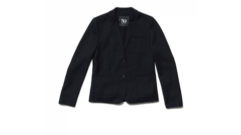 ZARA x Zara 50 Aniversario. Traje confeccionado en fina lana italiana, esta silueta tan especial hace un guiño a la sastrería de principios de los 2000 ?un punto clave en la historia estilística de Zara? con líneas limpias, un hombro equilibrado y un pantalón recto, de proporciones armoniosas.
