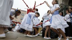 La secular Danza das Espadas honra a San Miguel en Mar�n