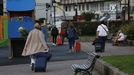 Turistas cruzan con sus maletas Viveiro