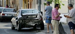 La parte trasera del coche que estaba aparcado qued� completamente destrozada.