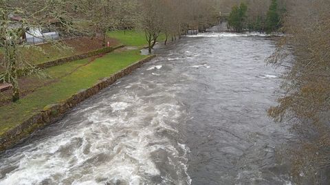 R�o Verdugo pr�ximo a desbordar a su paso por la playa fluvial de A Lama