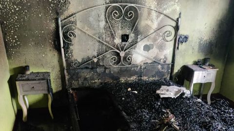 Una de las habitaciones afectadas, con la cama calcinada