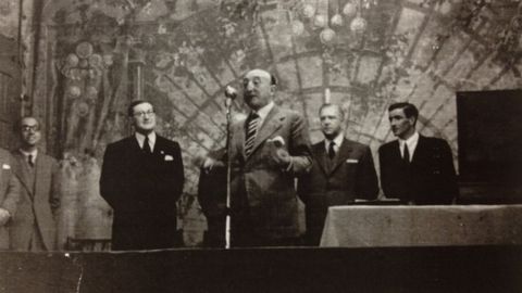 Fotograf�a de Wenceslao Fern�ndez Fl�rez leyendo el discurso, publicada en La Voz de Galicia el 17/5/1945