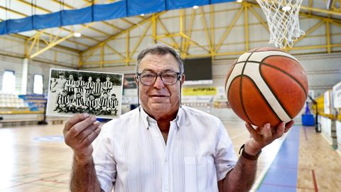 Luis Gonz�lez es el segundo por la izquierda en la fila de pie en sus tiempos mozos de jugador de f�tbol; luego, se pas� al baloncesto.
