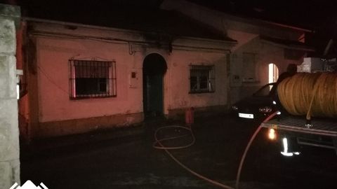 Incendio de su vivienda en Conde de Santa B�rbara, en Lugones, Siero