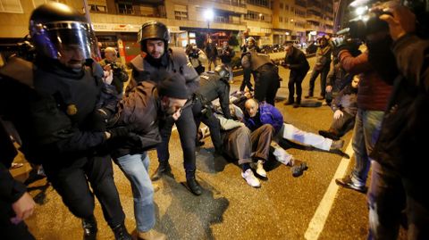 Momentos de tensi�n durante el traslado del pesquero