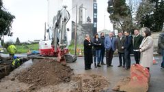Valent�n Gonz�lez Formoso, junto a la diputada de Plans, Cristina Garc�a; el alcalde de Oleiros, �ngel Garc�a Seoane, y miembros de su corporaci�n revisando una obra financiada por la Diputaci�n.
