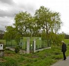 El alcalde de Maceda muestra una de las depuradoras.