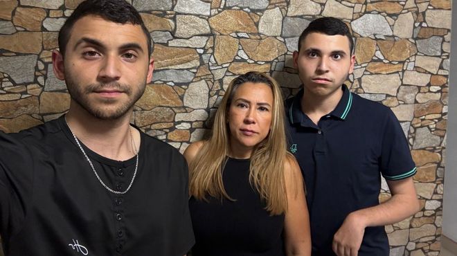 Betsabe y sus dos hijos, que vieron a su padre por ltima vez cuando tenan seis aos y ahora ya son mayores de edad.